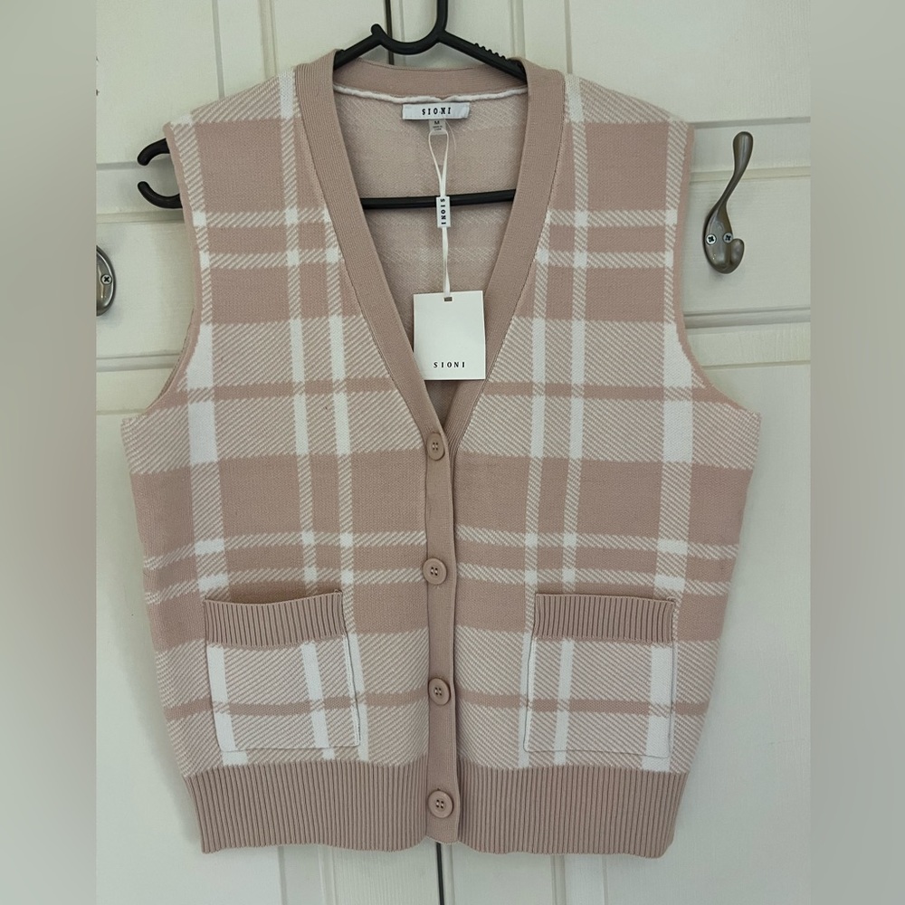 NWT Sioni v neck vest with pockets!